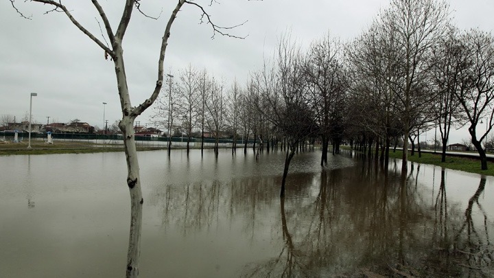 Mεγάλες ποσότητες νερού στα Τρίκαλα - Εμφανίστηκαν τα πρώτα πλημμυρικά φαινόμενα 